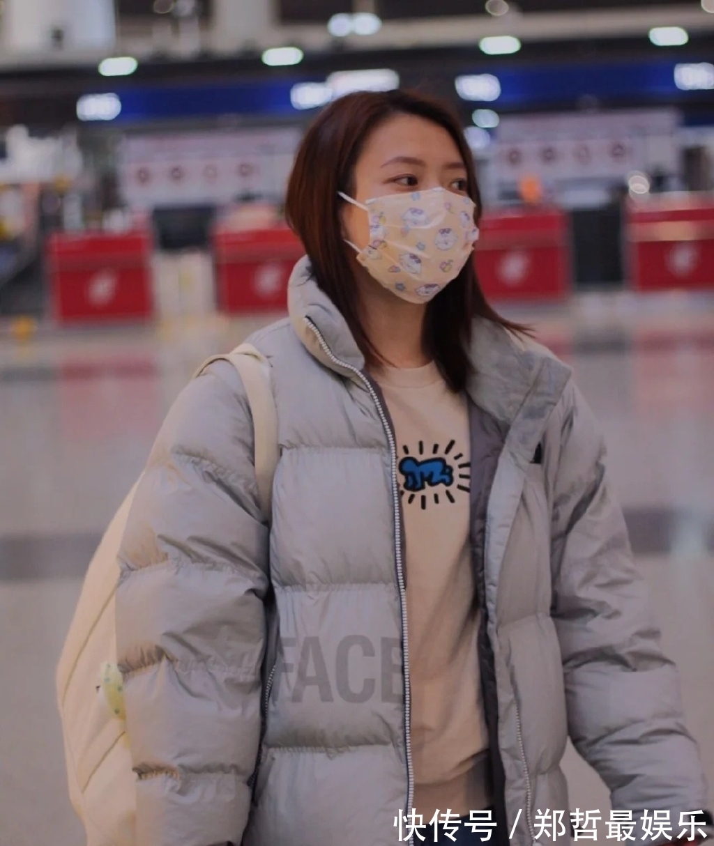 小姐姐|球技颜值并存!国羽现役第一美女独自现身机场,魅力无限明艳动人