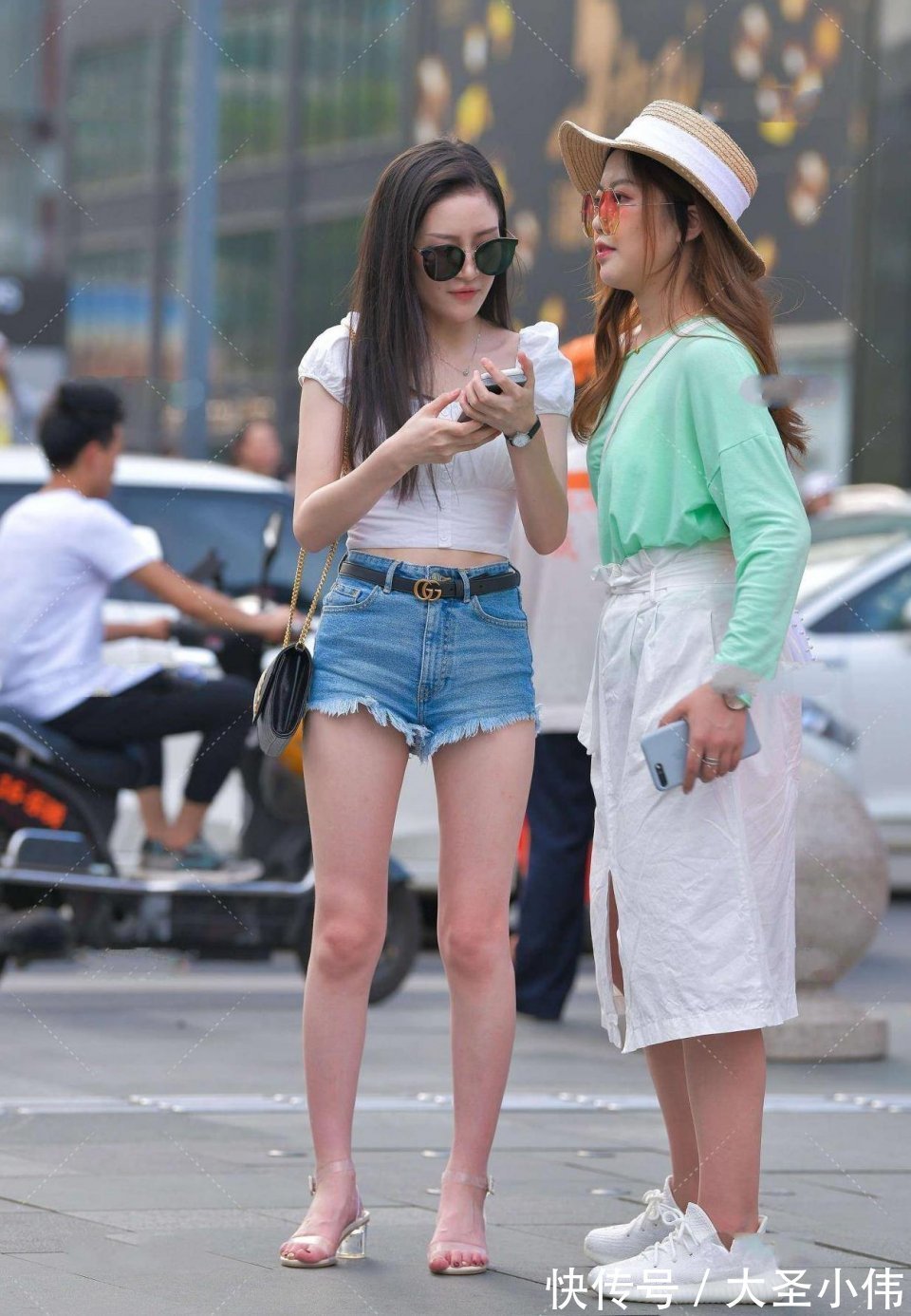朋友们|美女街拍:清凉舒适的穿搭,气质闺蜜的时尚着装,值得借鉴