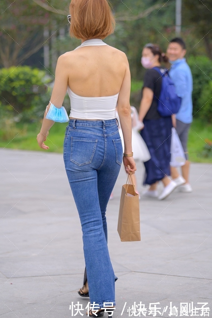 时髦|简单的露肩背心搭配微喇牛仔裤，展示出女性曲线，气质更成熟