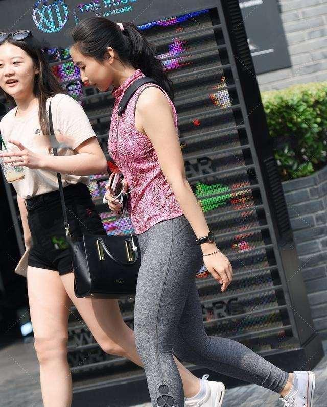 高跟鞋 简单装扮的瑜伽裤显得干净挺阔,照亮姑娘如玉的容颜,经典时髦