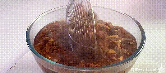 别再买坚果零食吃了，自己在家就能做，酥脆香甜，没有一点苦涩味！