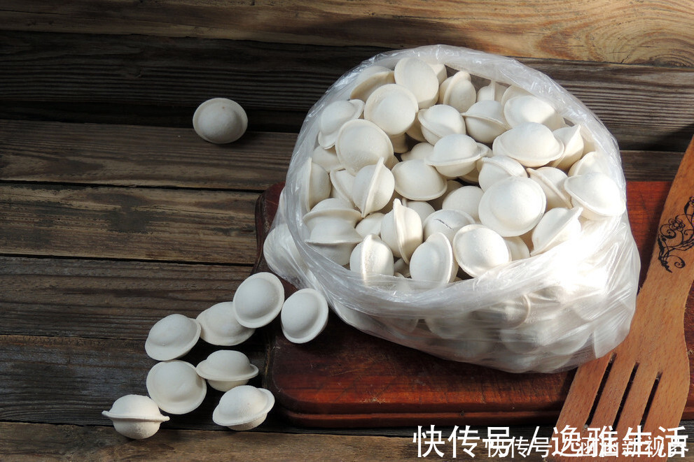 冻饺子|保存饺子,不能直接放冰箱,教你一招,饺子不粘不破,还很新鲜