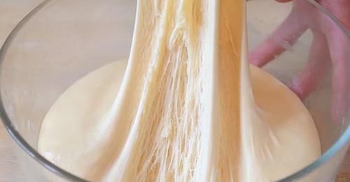 面粉别蒸馒头了，加3个鸡蛋，蓬松拉丝，孩子爱不释手，太香了