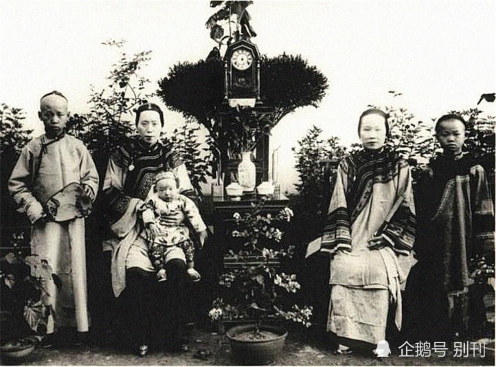 老照片|清朝人家庭老照片，富家太太高端聚会，夫妻合影感觉很般配
