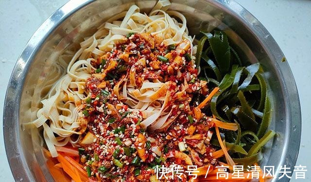 海带丝|这菜我家一周吃3回,食材烫一烫,浇点料汁拌一拌,天热吃真爽口!