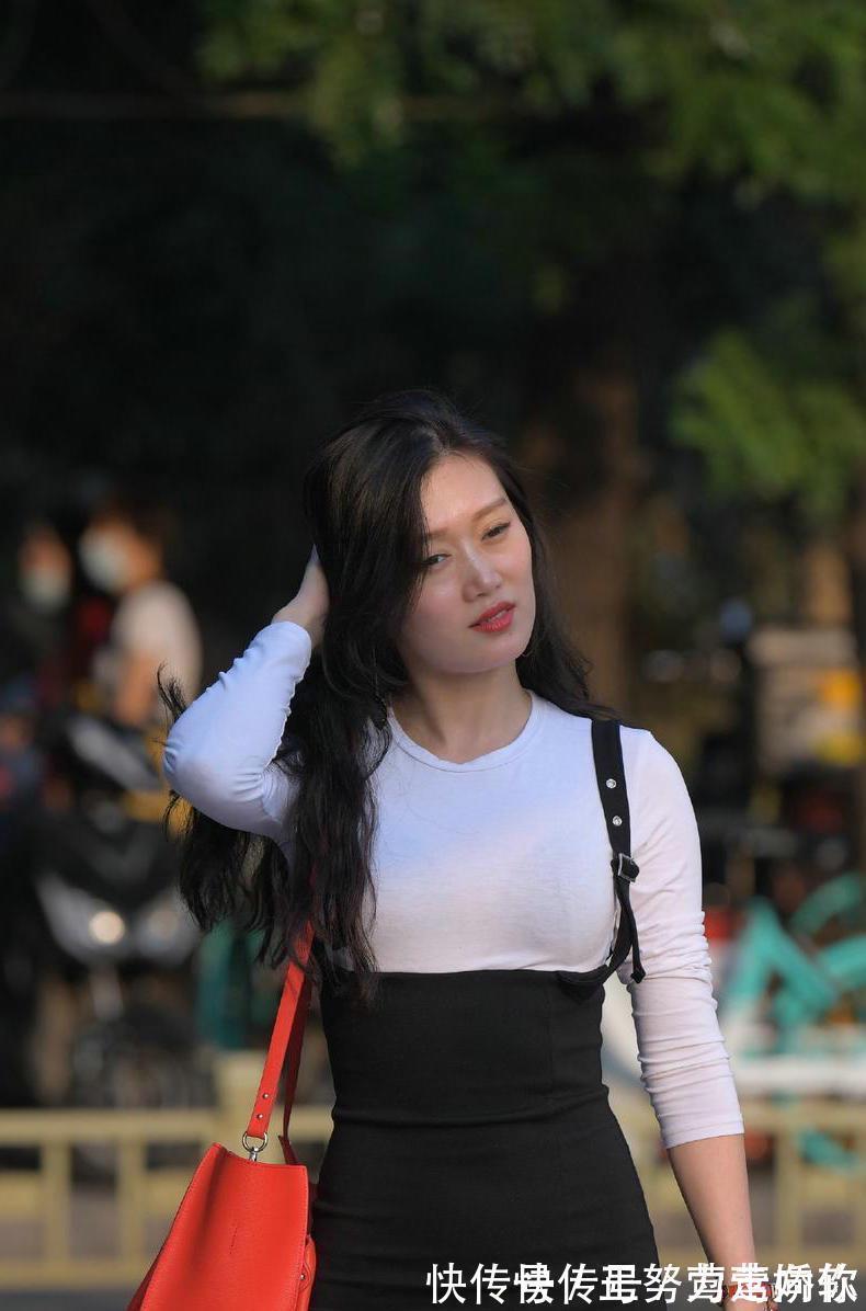 穿搭 小黑裙,让你低调又优雅,穿出了美的魅力,成熟的气息