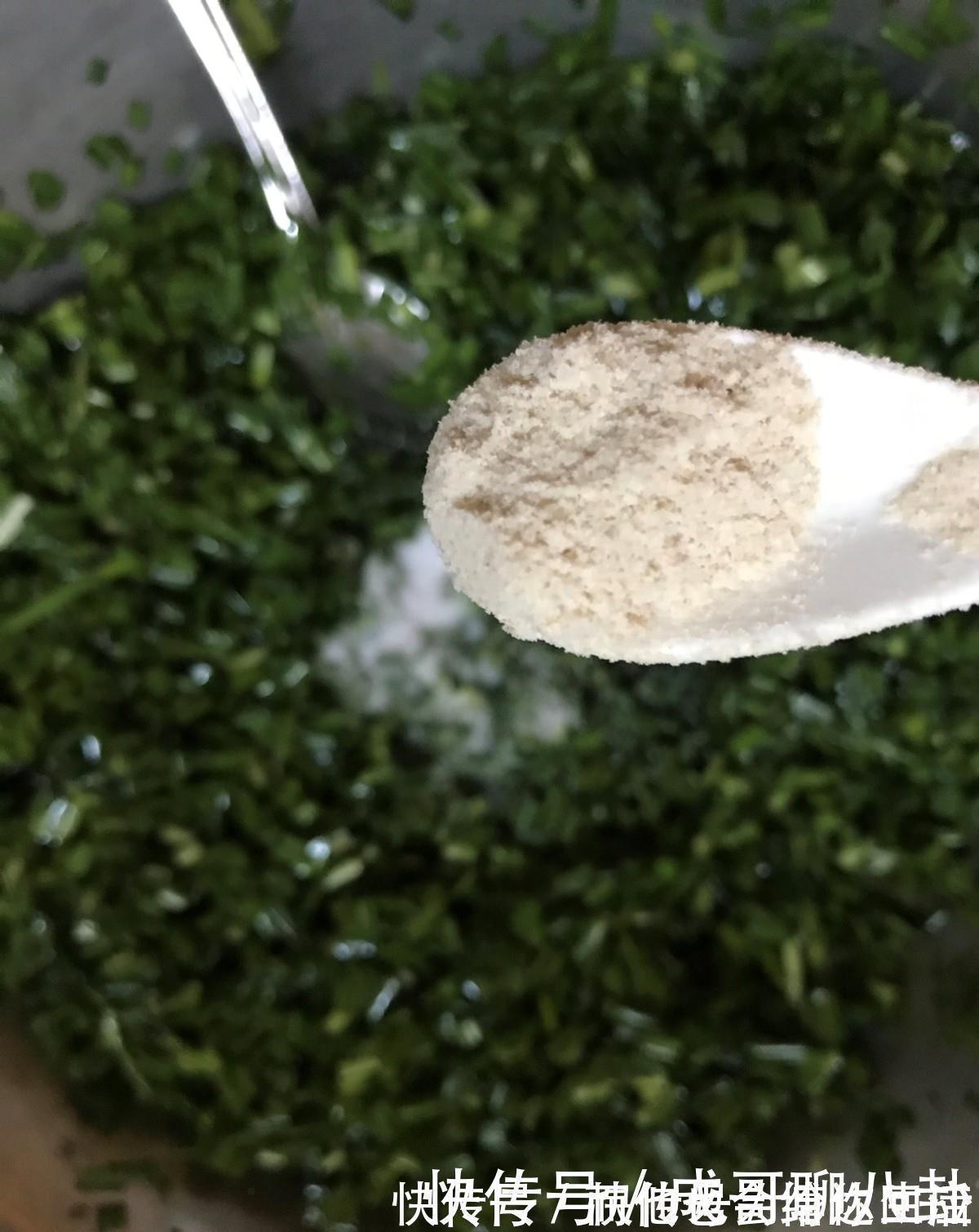 爱吃韭菜盒子的看过来，学会这个做法就够了，个个薄皮大馅真美味