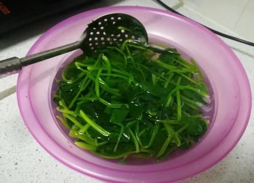 炒菠菜时，到底用不用焯水？教你1招去草酸，菠菜不涩更鲜香