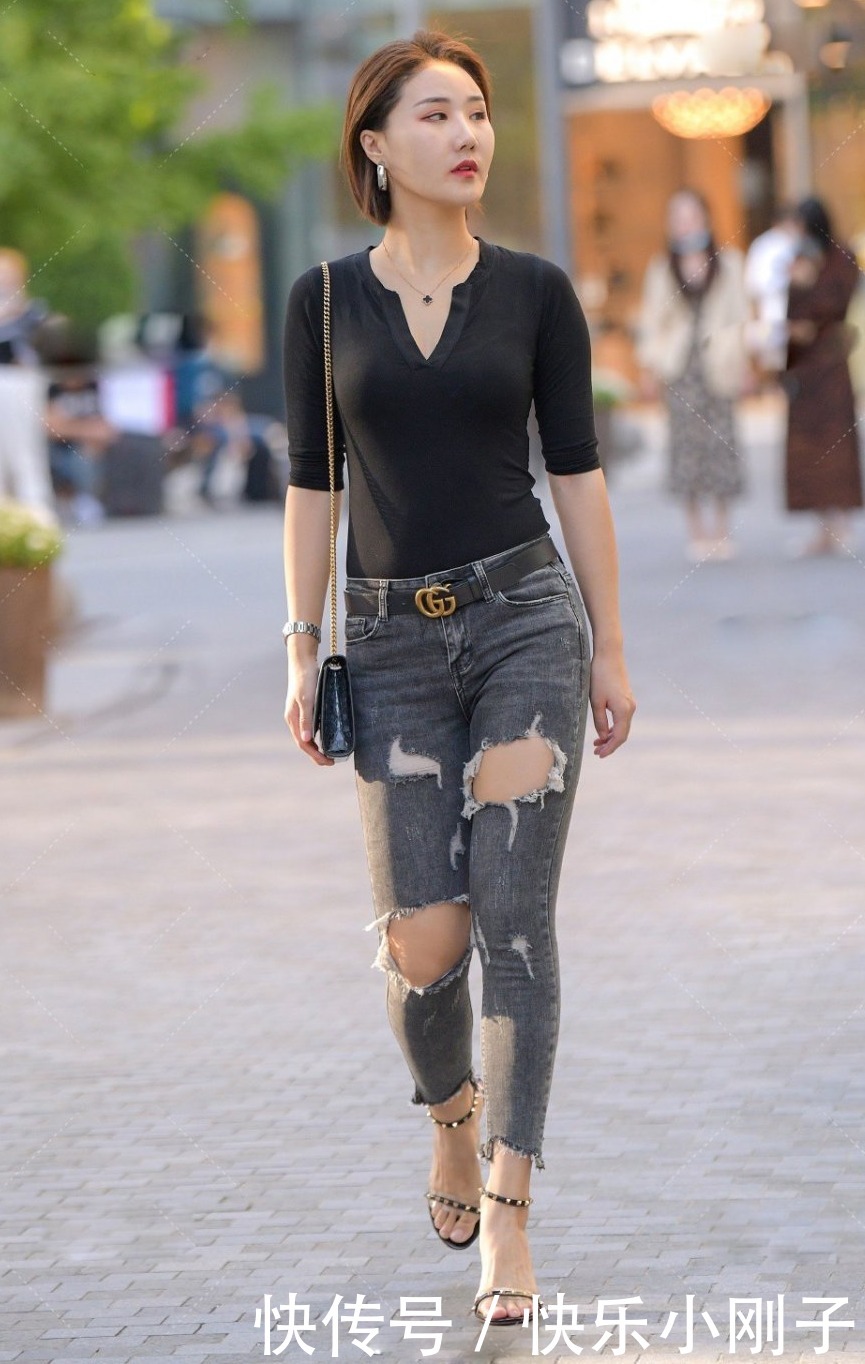 简单时髦小穿搭,黑色T恤+破洞牛仔裤,时尚帅气