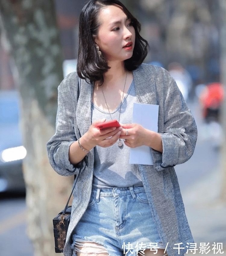 周末出行的时尚穿搭,休闲和西装的独特搭配,更加的凸显个人魅力