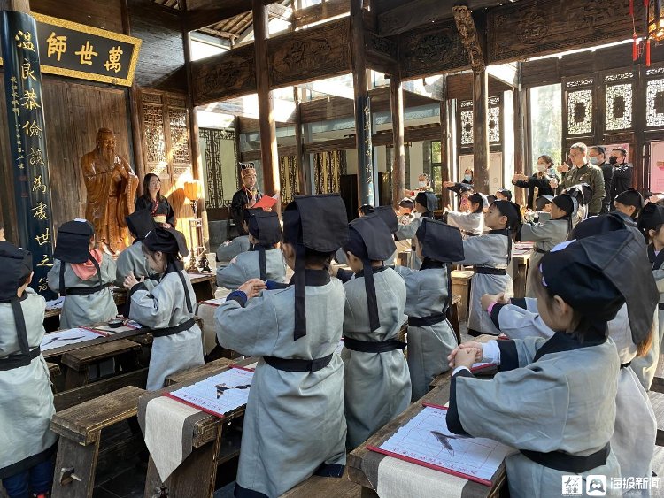 主题活动&青岛崂山区松岭路小学举行 “弘扬国学经典 传承中华文化”主题活动