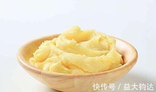 香蕉别再生吃了，淋两个鸡蛋，不加油不加水，出锅孩子馋哭了