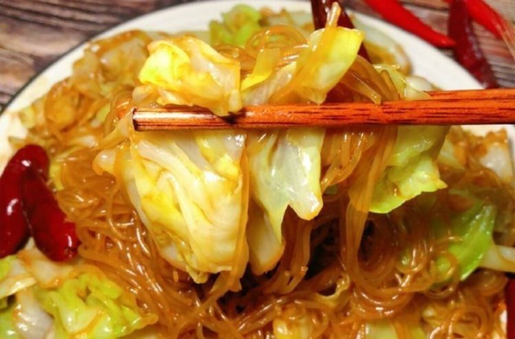 ?粉条直接下锅炒，难怪不好吃！教你一个妙招，不坨不粘锅味道香