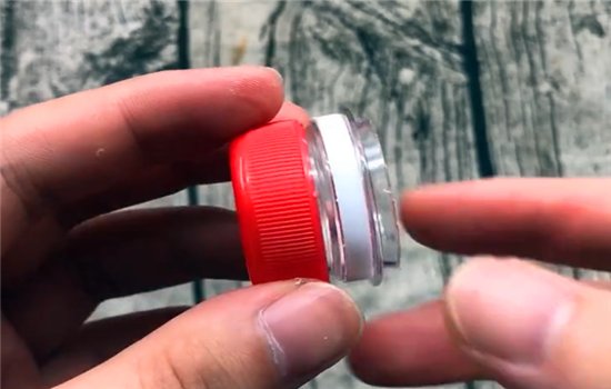 垃圾桶一定要放一个塑料瓶，解决了家里的一大困扰，太实用了