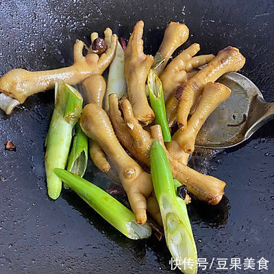 冰糖|原来做花生焖鸡脚这么简单