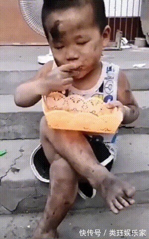 宝妈|儿子灰头土脸的吃着零食,宝妈是又好气又好笑,网友洗洗还能要