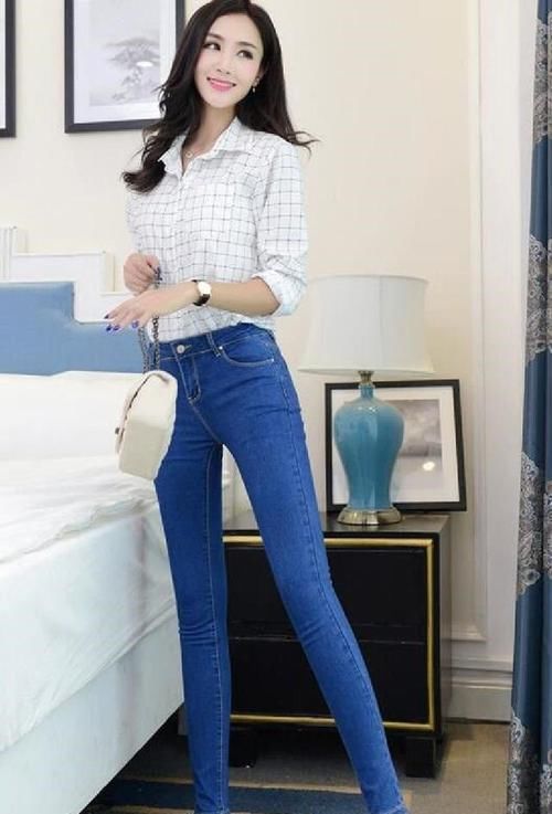 美女|牛仔裤美女尽显成熟女人味,身材高挑充满活力,让人一眼难忘