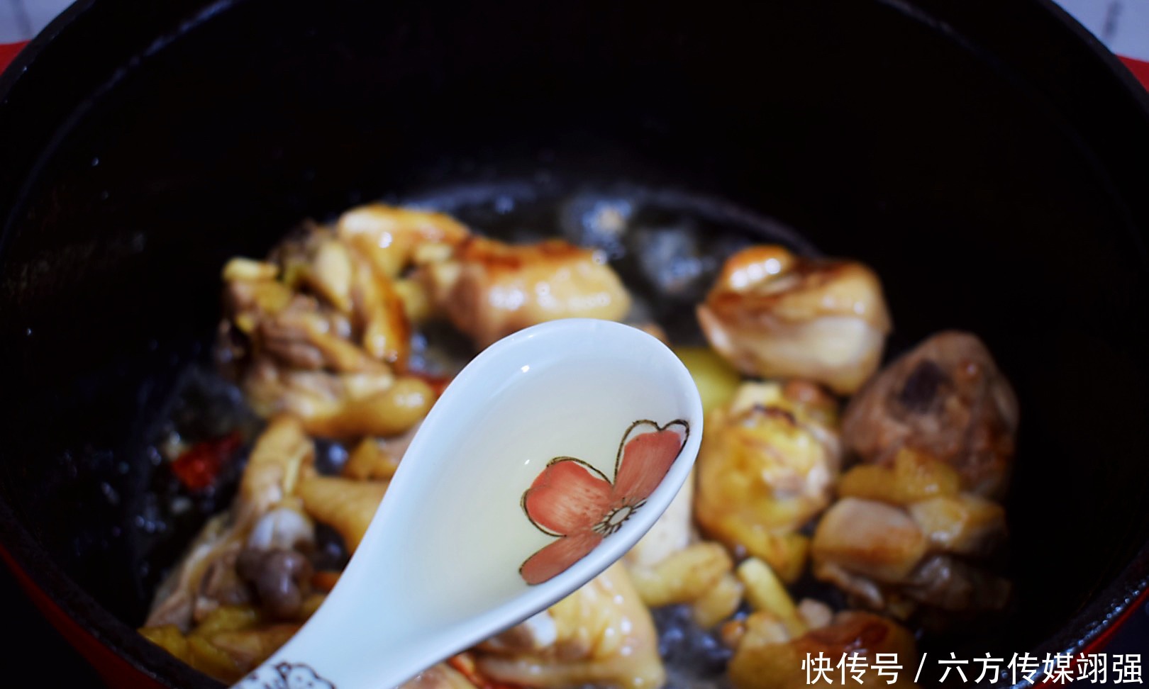  黄焖鸡家常做法，肉质滑嫩，味道鲜香比饭店还好吃，太香了