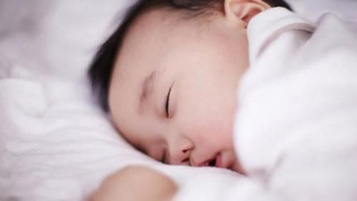 家长|在宝宝的依恋期内，家长带娃睡觉可培养“熟悉感”，错过难弥补