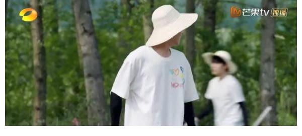 两人|《向往的生活》张子枫对梁靖康说的第一句话，尽显两人关系，难怪黄磊想要打他