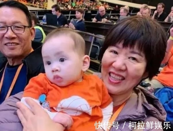 王玉成|59岁郎平抱爱徒混血儿子不撒手，网友：花式催婚白浪，想当姥姥了