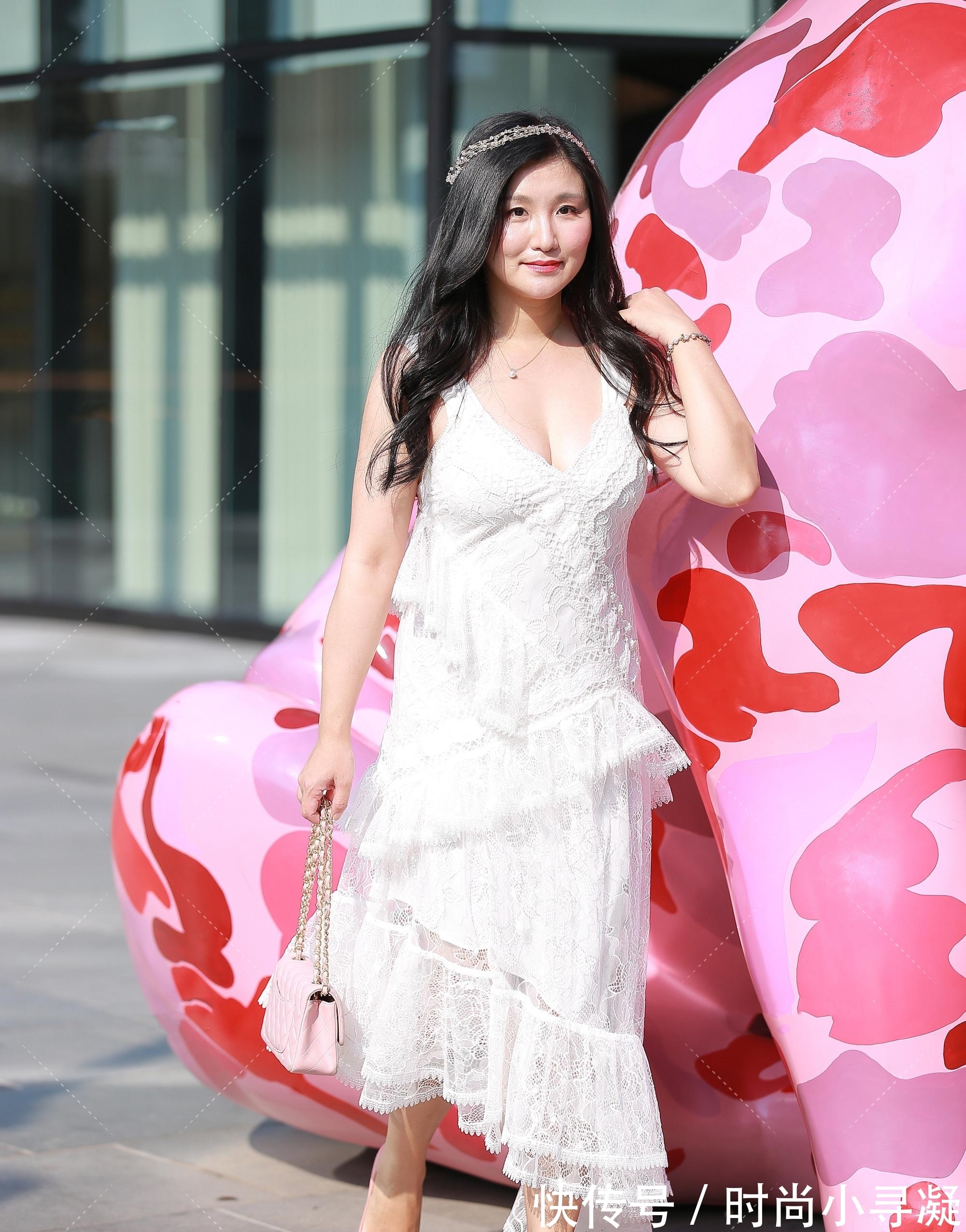 纱网|贵妇逛街“真敢穿”,用个白纱网做成裹身裙,为显时髦真够拼的