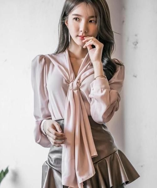 美女街拍：粉真丝衬衣配棕色皮裙， 流线型的质感， 质感十足