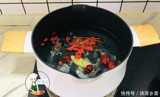 虫草花乌鸡|冷天,此肉女人要多吃,比牛肉羊肉强,煮汤鲜甜营养,冬天不怕冷