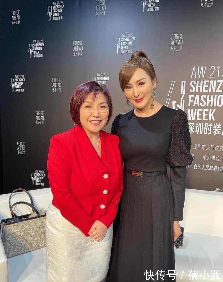 穿搭|65年的罗霖还有“尤物身材”,穿挂裙脖胸前“挖个洞”,有料敢穿