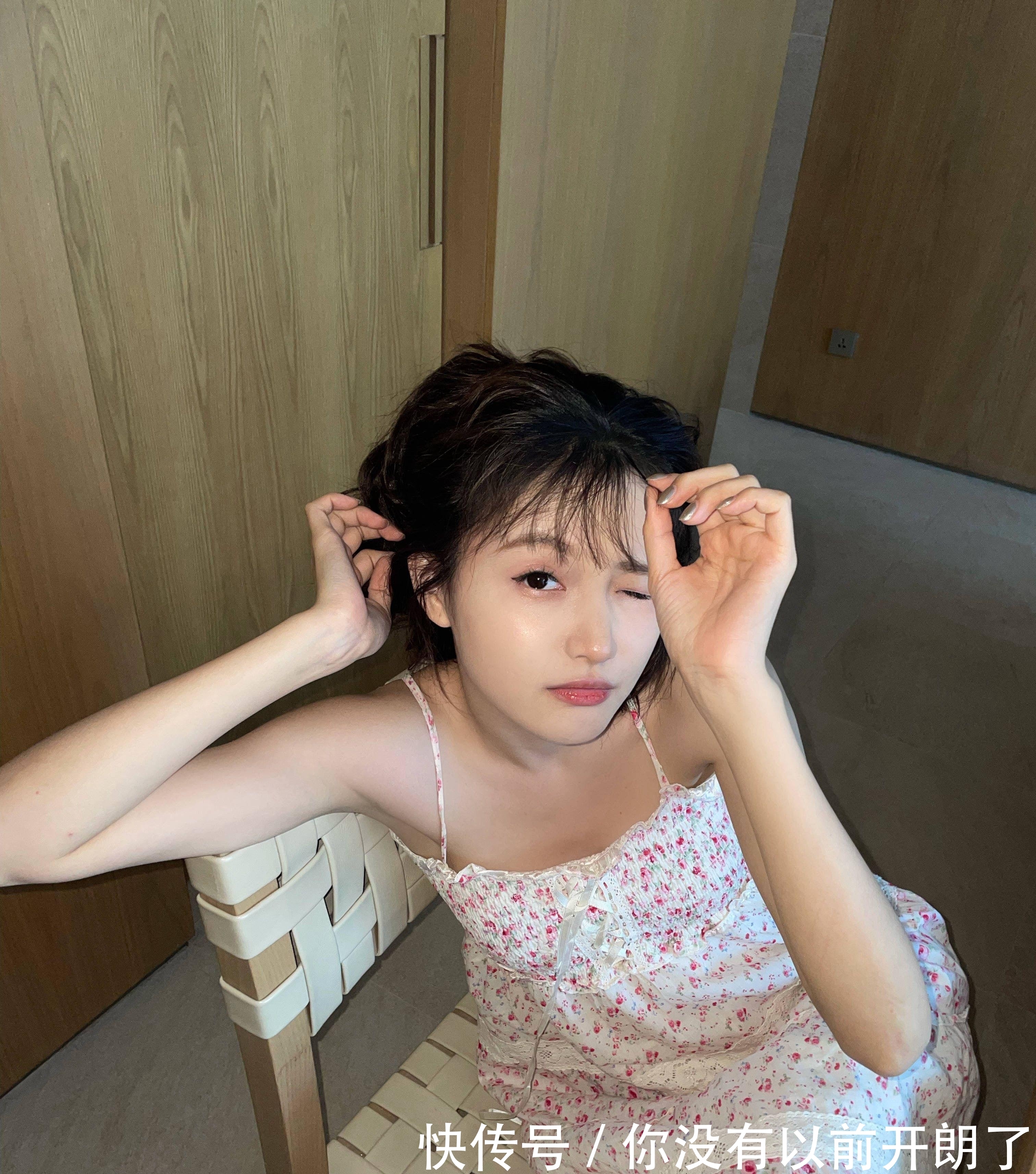 穿搭|林小宅教你夏日穿搭,粉色泡泡袖短上衣配高腰牛仔裤,超显高