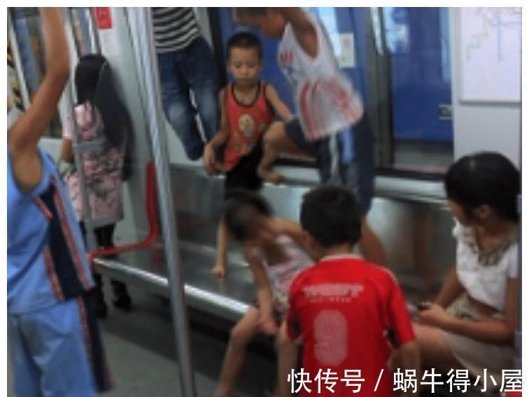 成方圆|“我不是你爹不惯你”,男子出电梯被熊孩子使绊子,转身回踹一脚