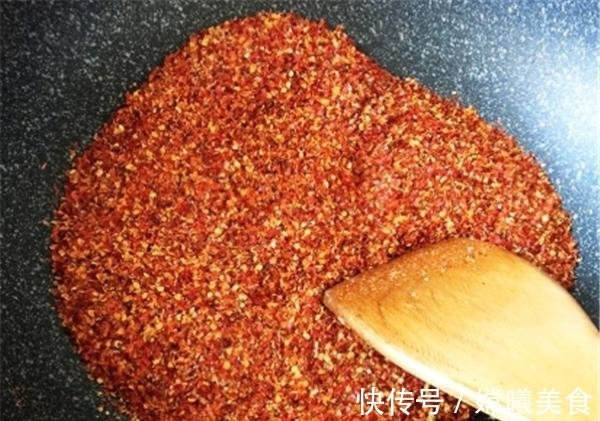 大厨|做辣椒油时,直接淋热油就错了!大厨教你正确做法,辣椒油香又亮