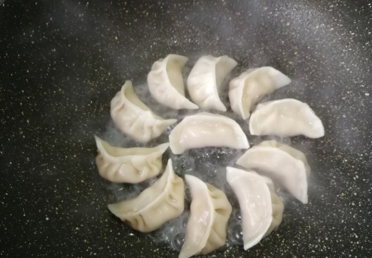 吃法|饺子别再水煮,这种吃法端上桌,孩子吃得更香,简单营养一看就会