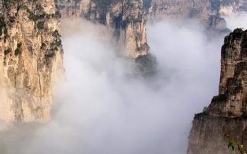 中国一座建在井底的村庄，有着数千年的历史，出行需要爬梯子