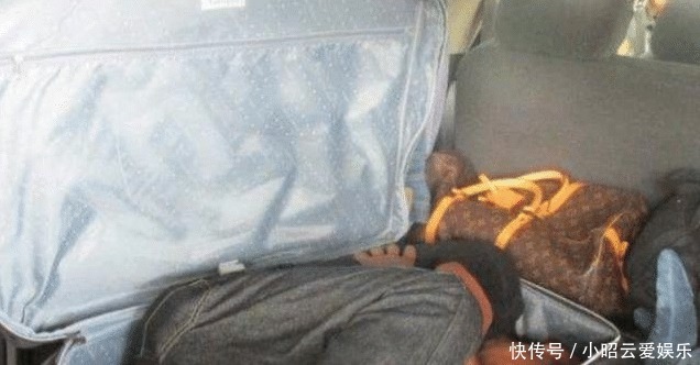 跪服|史上“尿性”的偷渡者：第一个就跪服了，都在用生命偷渡啊！