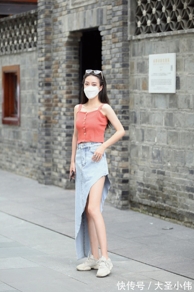 时髦 美女街拍:为秀美腿豁出去了,把裙子“剪”到大腿根,意外很时髦!