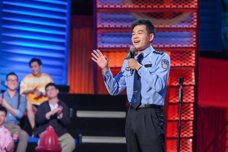 外滩|下班去说一段脱口秀？上海外滩执勤的交警小哥火了！