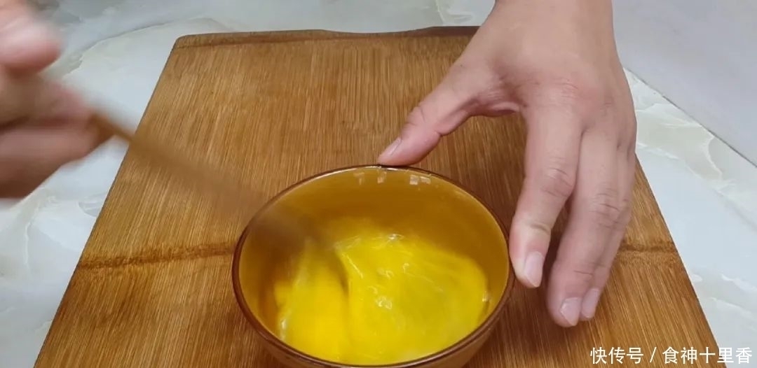 糯米又出新吃法,加2把红枣,个个焦脆又软糯,出锅孩子抢着吃