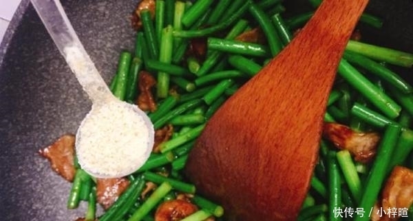  大错特错|炒蒜苔时，直接炒是大错特错的！少了这一步，蒜苔不香，更不入味