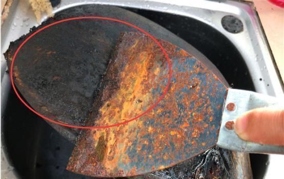 铁锅用久了,又脏又粘锅大厨教你一招,快速又干净,还不粘锅