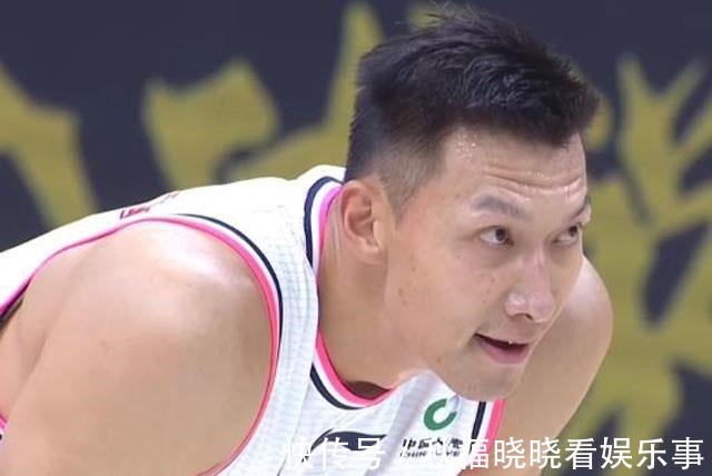 广厦队|广东队女球迷哭了!孙铭徽首节被驱逐,易建联2分,杜锋不高兴了
