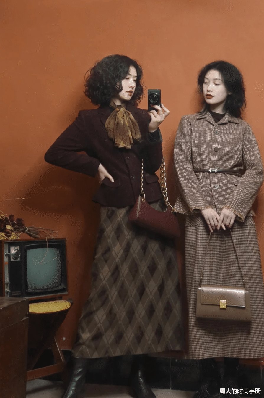 如何用穿搭来营造氛围感，四种节日聚会穿搭方式，不穿红色也能有节日感