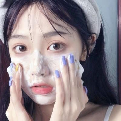 女孩子洗脸时的“4禁忌”,毛孔会越来越粗大，第4种还易滋长螨虫