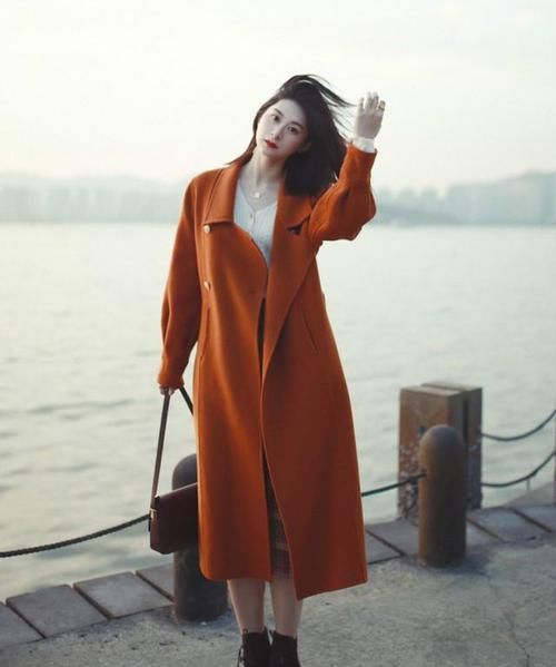 新年火了一种穿搭,叫“红大衣+裙子”,洋气显白,2021穿它准美