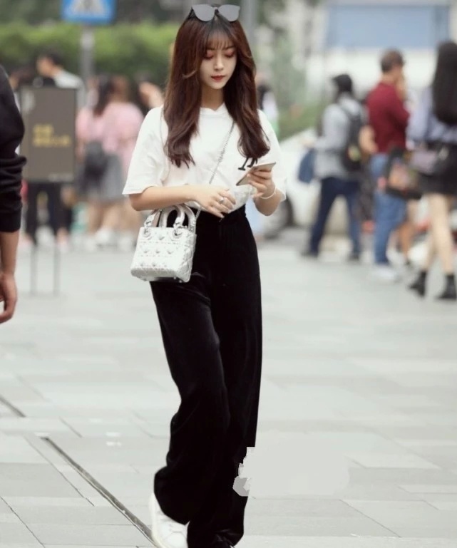 裤子|“一刀切”裤子刚走红,街头又火了“移花接木”裤,效果你想不到