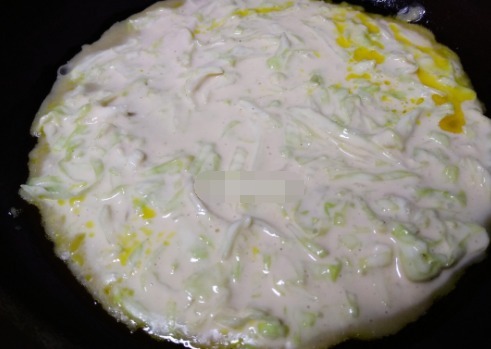 这菜别再炒着吃，用它来煎饼，可比韭菜好吃多了，吃过就忘不了