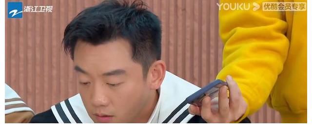 《奔跑吧》李晨連線鄧超貌似對方在錄節(jié)目，兩檔節(jié)目要夢幻聯(lián)動？