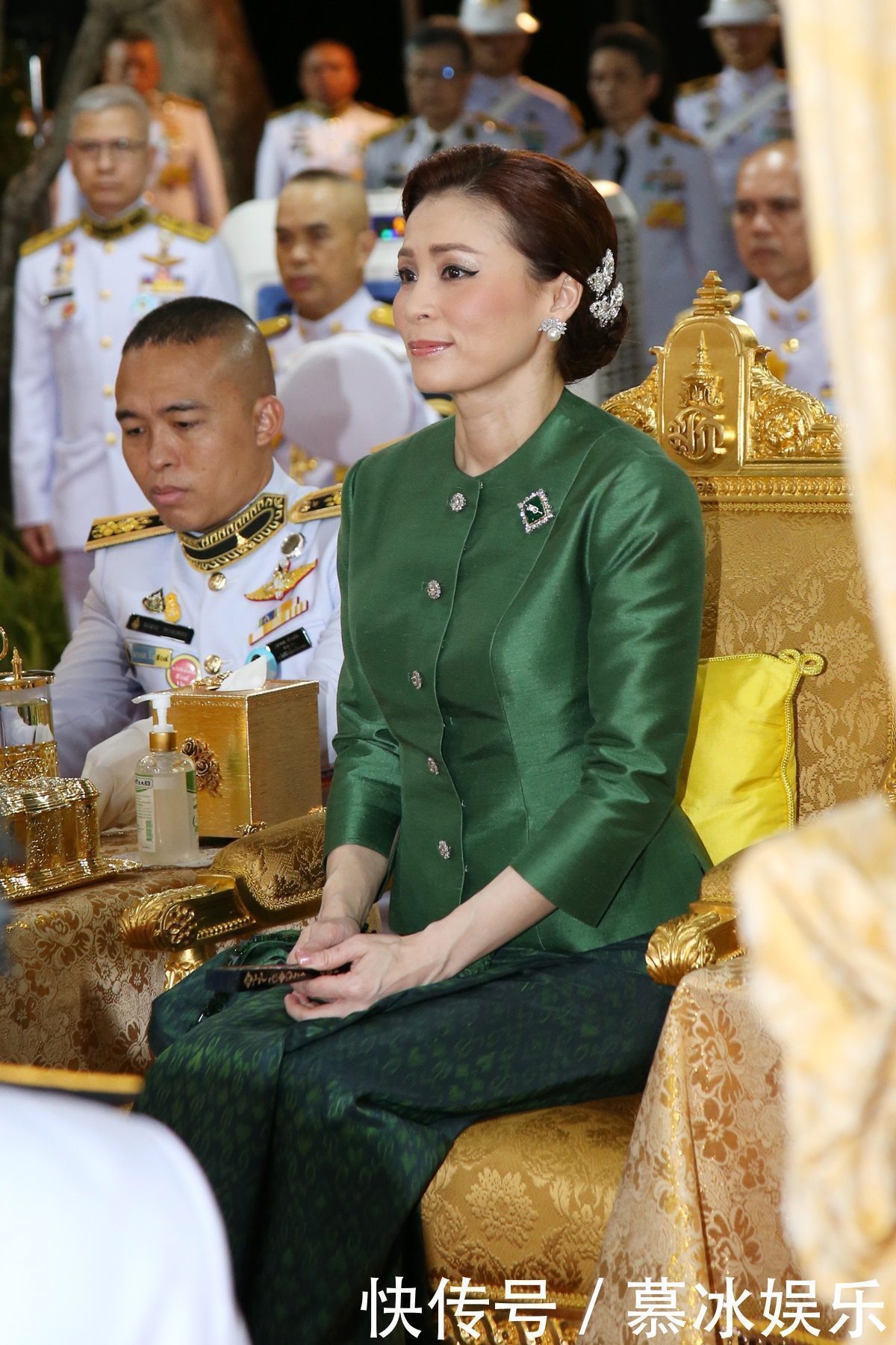 泰王@诗妮娜陪泰王出行情意浓,爱情滋养面若桃花,贵妃笑得人心都酥了