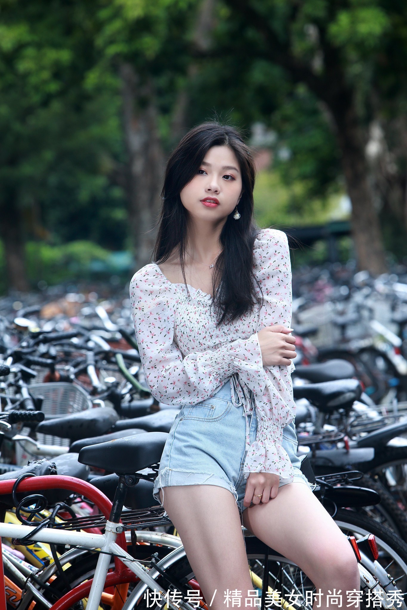 牛仔短裤|碎花的小衬衫搭配牛仔短裤,青春甜美气息浓郁