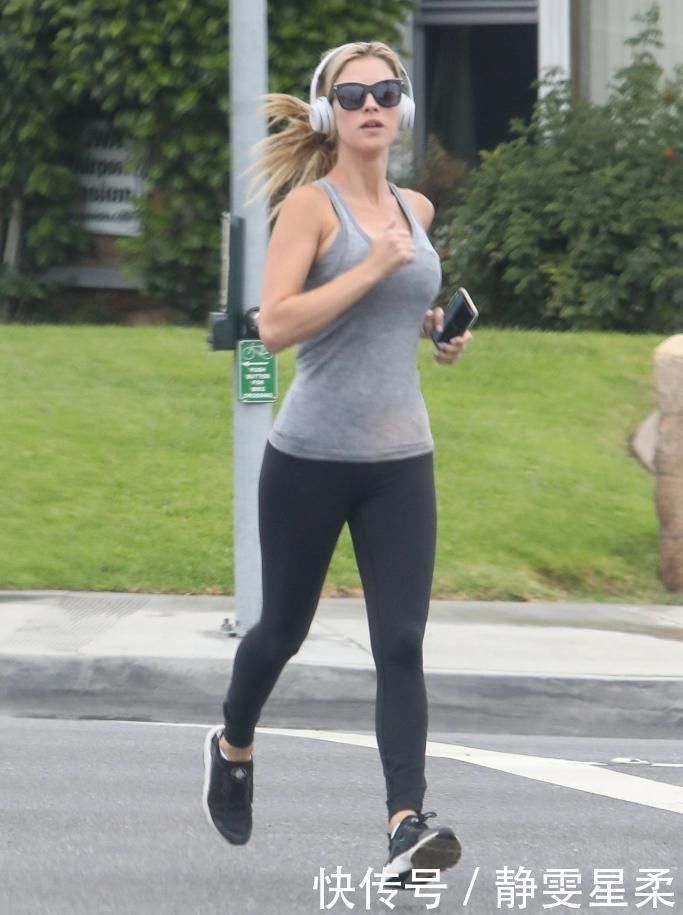 克里斯蒂娜·安斯蒂德穿背心紧身裤跑步,步履优雅,健美阳光